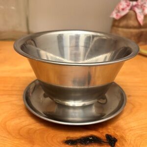 Leonard 18/8 stainless steel gravy or sauce boat with an attached underplate.